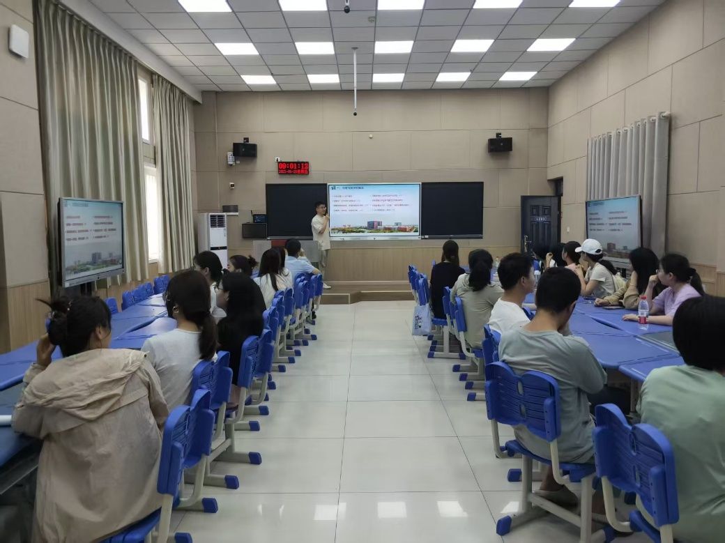 许多人在房间里AI 生成的内容可能不正确。