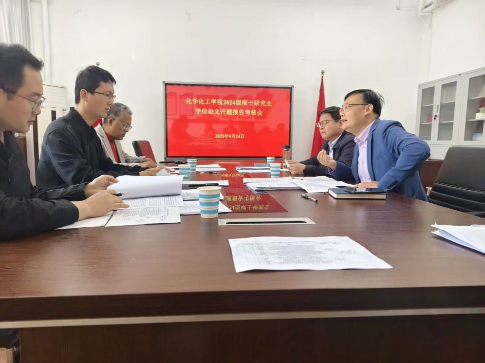 几个人在桌子边AI 生成的内容可能不正确。