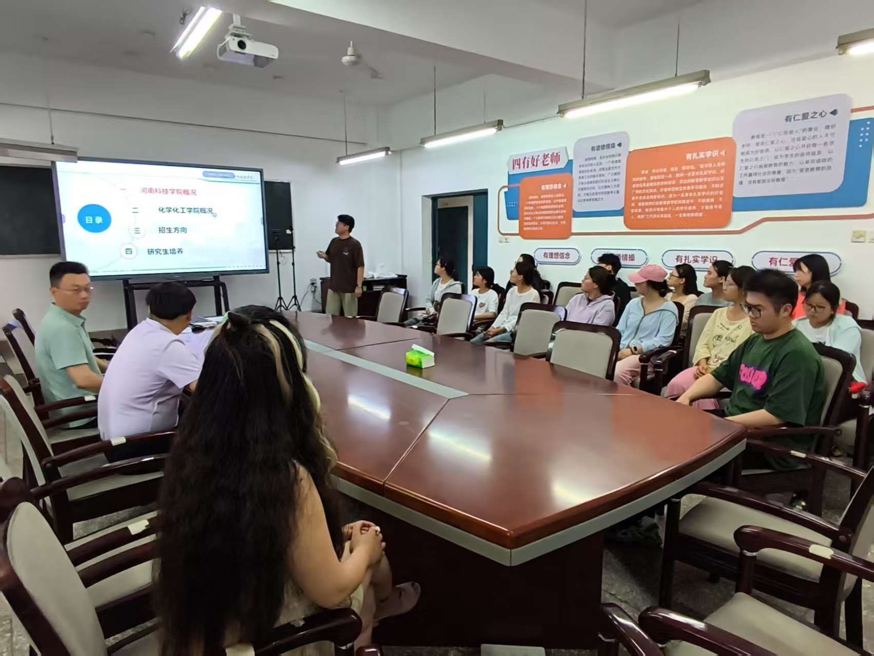 会议室里的人们AI 生成的内容可能不正确。